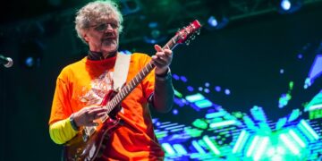 Kusturica encendió la Feria del Libro con un impactante recital en la Supermanzana