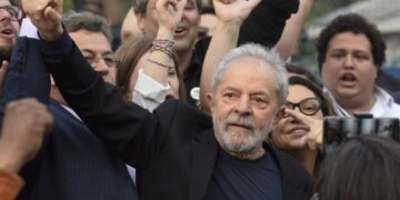 Lula lidera las encuestas a un mes de las elecciones en Brasil