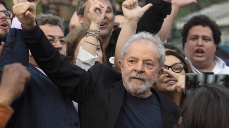 Lula lidera las encuestas a un mes de las elecciones en Brasil
