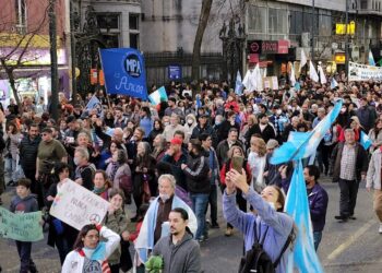 Multitudinaria movilización en Córdoba en defensa de CFK
