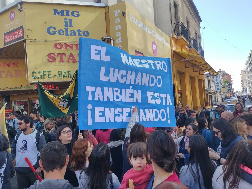 Se multiplican las protestas de docentes para exigir un aumento