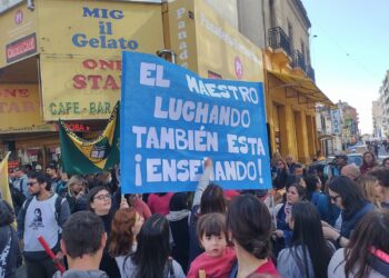 Se multiplican las protestas de docentes para exigir un aumento