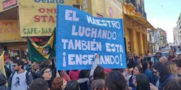Se multiplican las protestas de docentes para exigir un aumento