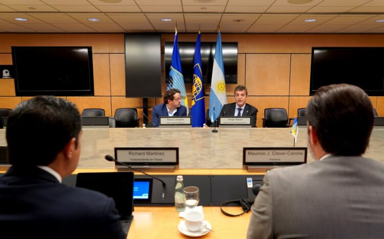 Massa en la reunión con el titular del BID, Mauricio Claver-Carone.
