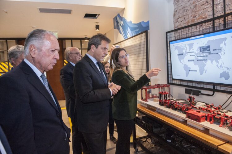 El ministro recorrió la sede de la entidad fabril en la Capital Federal.