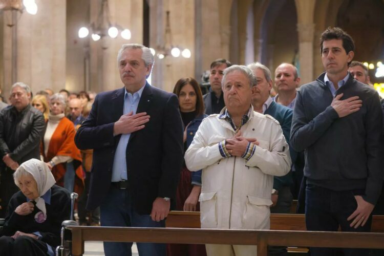 El presidente Fernández, el ministro De Pedro y el ex mandatario Duhalde.