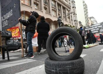 Metalúrgicos de Córdoba alertan que la falta de neumáticos ya repercute en la producción