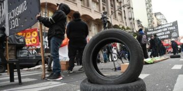 Metalúrgicos de Córdoba alertan que la falta de neumáticos ya repercute en la producción