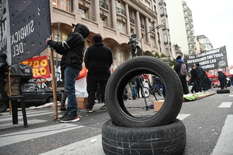 Metalúrgicos de Córdoba alertan que la falta de neumáticos ya repercute en la producción