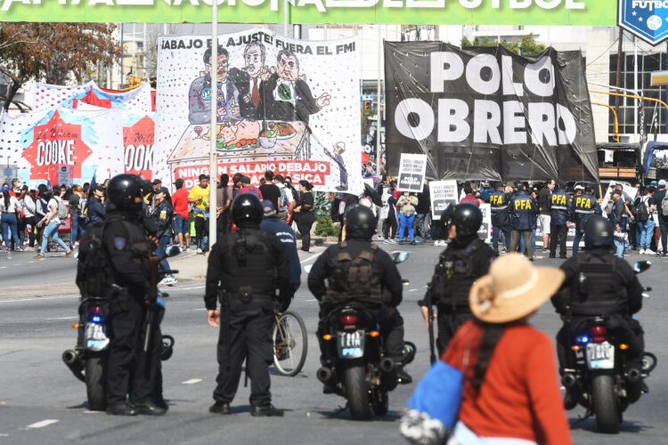 La multitudinaria movilización al Ministerio de Desarrollo Social.