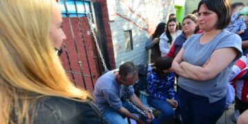 Padres tomaron la escuela tras la denuncia de abuso de un niño