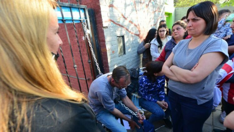 Padres tomaron la escuela tras la denuncia de abuso de un niño