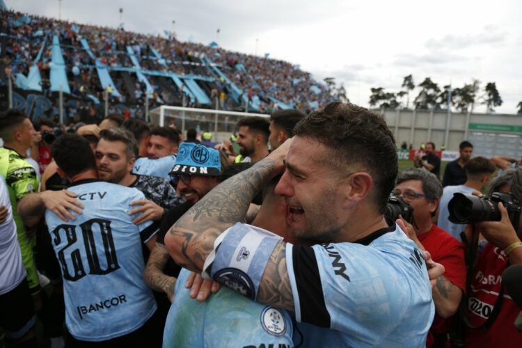 Vegetti, entre lágrimas, festeja el ascenso de Belgrano ante su gente.