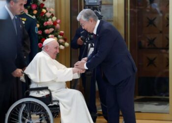 Francisco en Kazajistán pidió por la paz