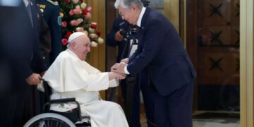 Francisco en Kazajistán pidió por la paz