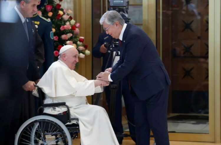 Francisco en Kazajistán pidió por la paz