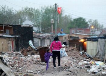 En los primeros seis meses del año la pobreza bajó en el país pero creció la indigencia