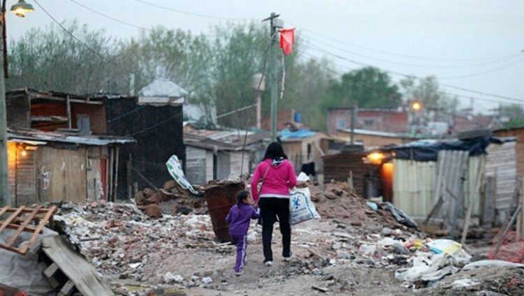En los primeros seis meses del año la pobreza bajó en el país pero creció la indigencia