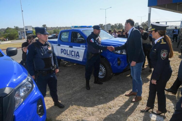 Inició la entrega de 185 nuevos patrulleros provinciales