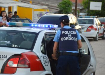 Un grupo de personas agredieron a una efectiva policial