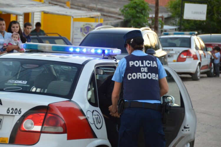 Un grupo de personas agredieron a una efectiva policial