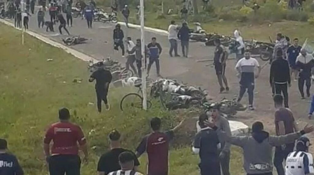 Batalla campal entre barras de Talleres y manifestantes