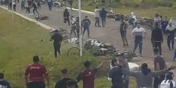 Batalla campal entre barras de Talleres y manifestantes