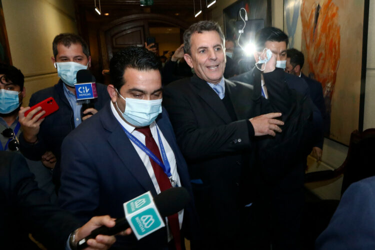 De la Carrera (sin barbijo) es un férreo opositor al “Apruebo” de la Constitución.