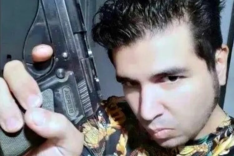 Una fotografía de Sabag Montiel con la pistola que usó en el ataque a CFK.