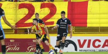 Racing perdió la punta