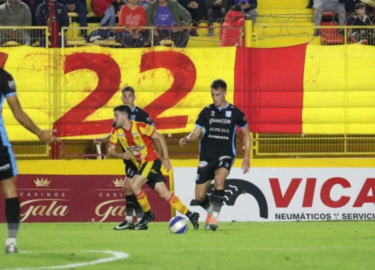 Racing perdió la punta