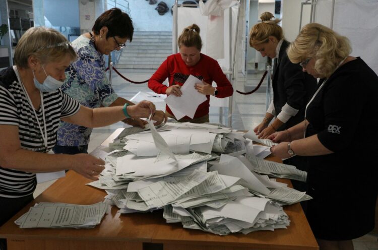Una comisión electoral contaban el martes los votos del referéndum de anexión a Rusia de ciudadanos de Donetsk desplazados en Sebastopol (Reuters)