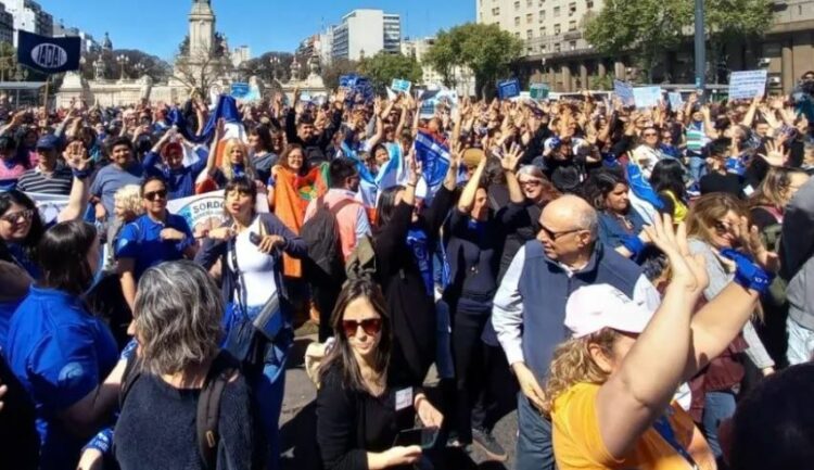 Organizaciones de sordos marcharon al Congreso para reclamar el reconocimiento de la Lengua de Señas