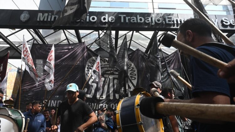 Se profundiza el conflicto en el sector del neumático y genera un efecto dominó en otras industrias