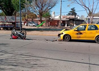 Un motociclista chocó de frente contra un taxi y ahora pelea por su vida
