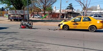 Un motociclista chocó de frente contra un taxi y ahora pelea por su vida