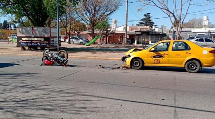 Un motociclista chocó de frente contra un taxi y ahora pelea por su vida