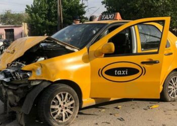 Robó un taxi, intentó escapar y ocasionó un impresionante choque contra otro auto
