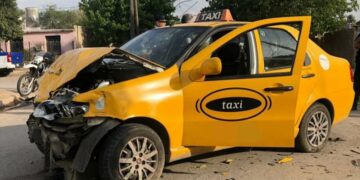 Robó un taxi, intentó escapar y ocasionó un impresionante choque contra otro auto