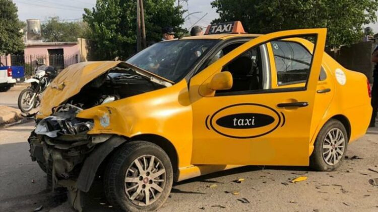 Robó un taxi, intentó escapar y ocasionó un impresionante choque contra otro auto