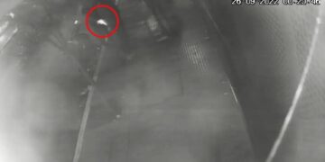 Una cámara de seguridad captó el momento exacto en el que balean a un joven en avenida Colón