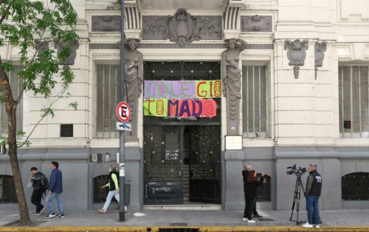Se multiplican las tomas de escuelas secundarias en la Ciudad de Buenos Aires