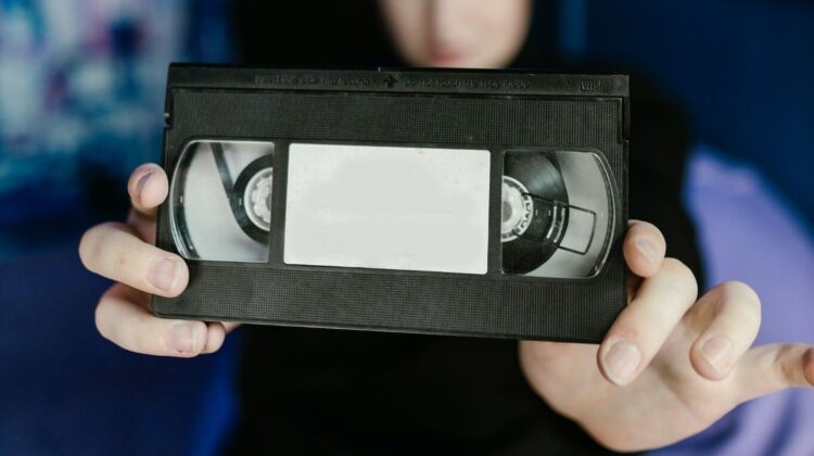 Devolvió una película en VHS 19 años después de haberla alquilado