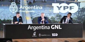 Acuerdo de YPF y Petronas para desarrollar GNL en Vaca Muerta