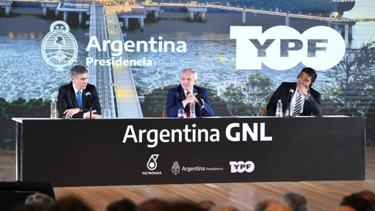 Acuerdo de YPF y Petronas para desarrollar GNL en Vaca Muerta