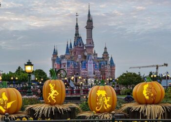 Cierran Disneyland Shanghai ante el alza de casos de coronavirus y dejan a los visitantes confinados