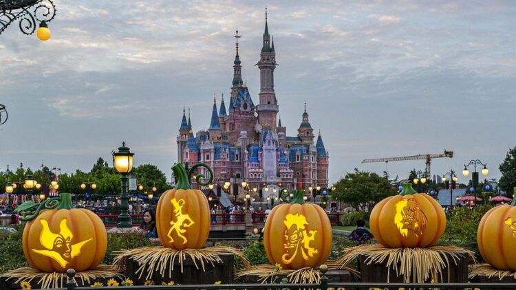 Cierran Disneyland Shanghai ante el alza de casos de coronavirus y dejan a los visitantes confinados