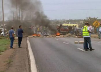 Tras la derrota de Bolsonaro, camioneros y manifestantes cortan rutas en Brasil
