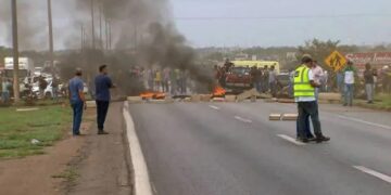 Tras la derrota de Bolsonaro, camioneros y manifestantes cortan rutas en Brasil