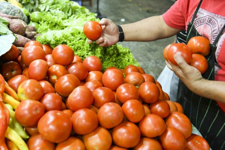 La línea de pobreza está 126% por encima del salario mínimo